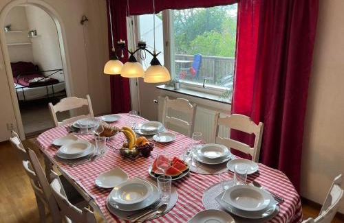 Lugnvik Maison | Rotes Schwedenhaus für Familien und Hunde