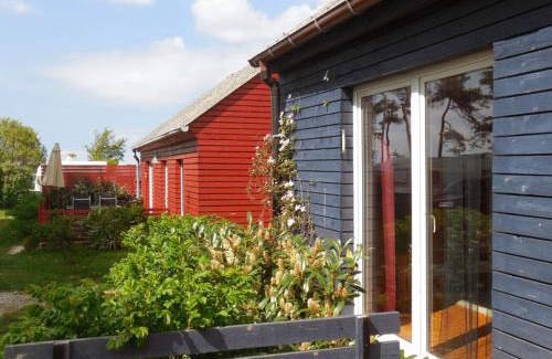 Rakow Appartement | Rotes Strandhaus mit Boot am Salzhaff, 50m zum Strand