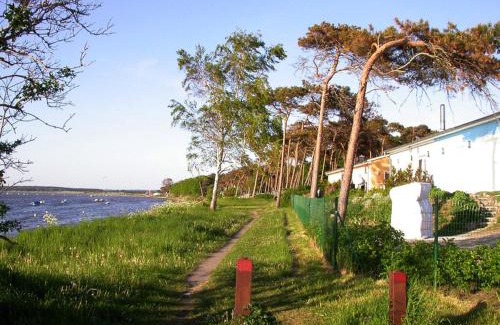 Rakow Appartement | Rotes Strandhaus mit Boot am Salzhaff, 50m zum Strand