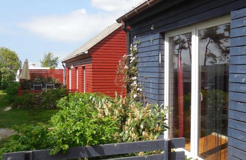 Rakow Appartement | Rotes Strandhaus mit Boot am Salzhaff, 50m zum Strand