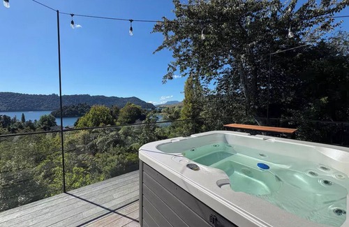 Lake Okareka Appartement | Rotorua Lake Ōkareka Studio with Views, Spa & BBQ