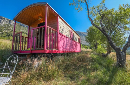 Bargeme Appartement | Roulotte Ferme St Pierre avec jardin privé