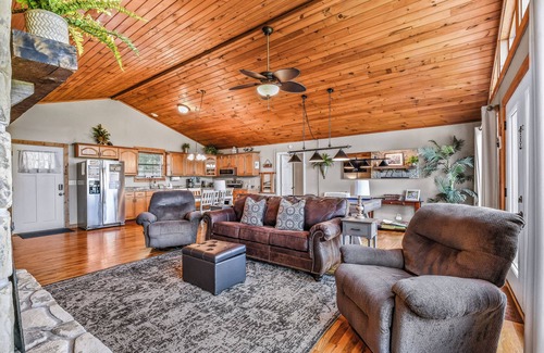 Wears Valley Cabine | Roundtop Mtn Ridge: Free Attraction Tickets, Jetted Bathtub, Pool Table & Mountain Views