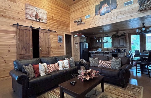 Broken Bow Cabine | Rowdy Fox-Extravagant Living / WIFI / Bain à remous / Shuffleboard / AirHockey / PacMan / Firepit