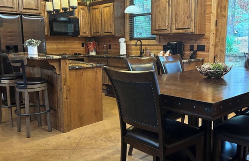 Broken Bow Cabine | Rowdy Fox-Extravagant Living / WIFI / Bain à remous / Shuffleboard / AirHockey / PacMan / Firepit