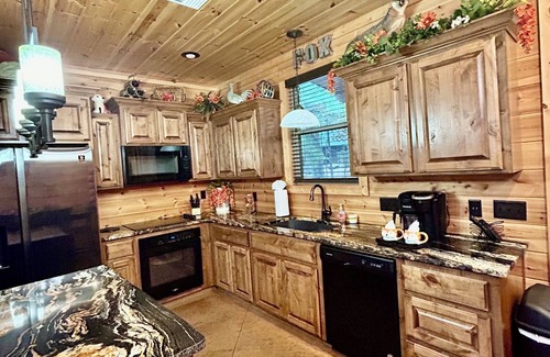 Broken Bow Cabine | Rowdy Fox-Extravagant Living / WIFI / Bain à remous / Shuffleboard / AirHockey / PacMan / Firepit