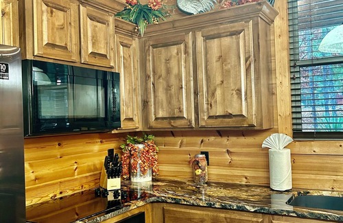 Broken Bow Cabine | Rowdy Fox-Extravagant Living / WIFI / Bain à remous / Shuffleboard / AirHockey / PacMan / Firepit