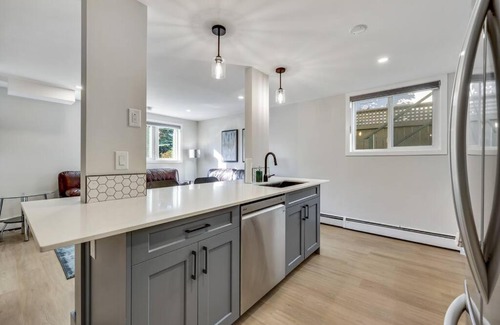 Southwest Calgary Appartement | Roxboro #3 Trendy Central 2BR Home Parking, Wifi
