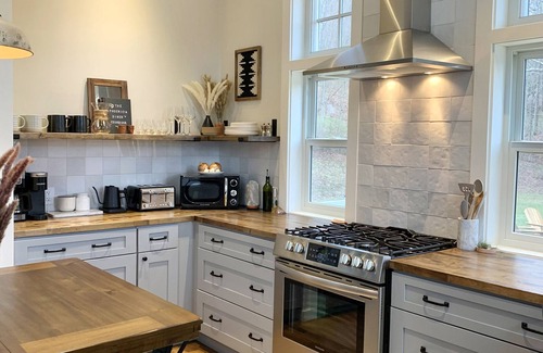 Roxbury Maison | Roxbury private 3BR w/ fire-pit & Mountain views. 5+ wooded acres. Near Skiing!
