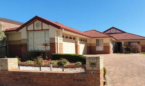 Roxburgh Park Maison | Roxy - A Spacious Cosy Getaway - Near Mel Airport