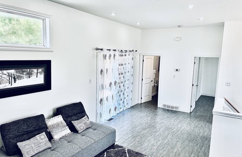 London Maison | Royal Castle Style Retreat to 4 Bedroom House in London Ontario