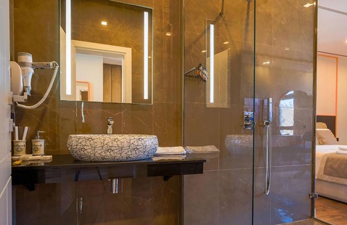 Mjull-Bathore Hôtel | Royal East Resort