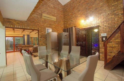 Marloth Park Appartement | Royal Marlothi Kruger Safari Lodge and Spa Family Room with Shower