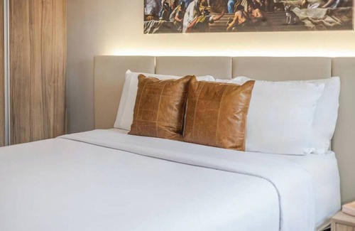 Gay Village Hôtel | Royal Match – MTL Village Vibe