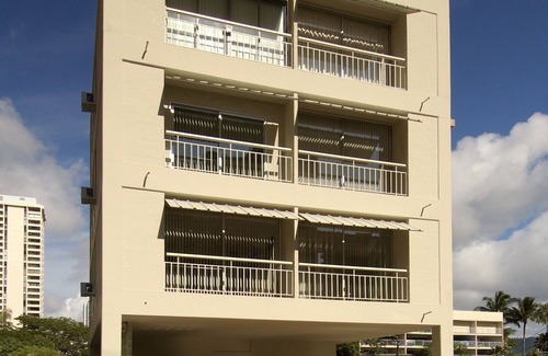 Waikiki Copropriété | Condo Royal Moana au dernier étage charmant près de la plage, cuisine complète, parking gratuit
