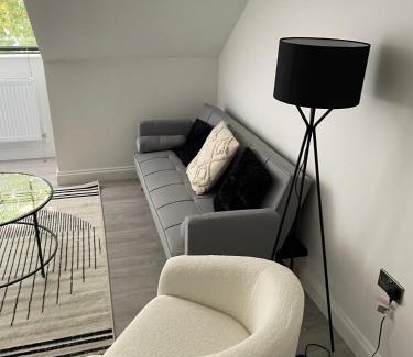 Brentwood Appartement | Royal Oak 7 - FREE PARKING - Sleeps 5 - Perfect for Contractors - Near Shops - Wi-Fi - Long Term Stays