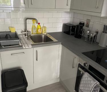 Brentwood Appartement | Royal Oak 7 - FREE PARKING - Sleeps 5 - Perfect for Contractors - Near Shops - Wi-Fi - Long Term Stays