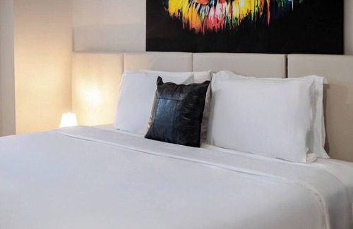 Gay Village Hôtel | Royal Pair – Downtown MTL Stay