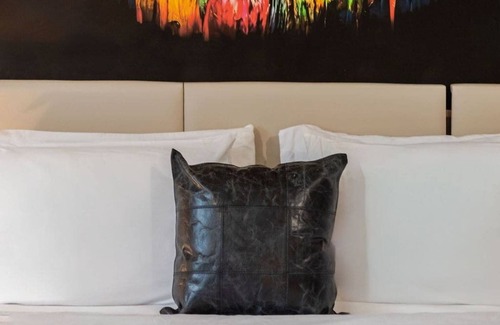 Gay Village Hôtel | Royal Pair – Downtown MTL Stay