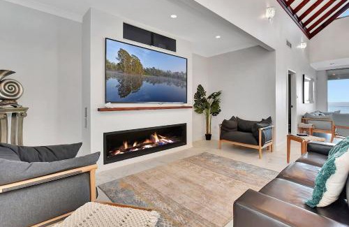 Central Coast Maison | Royal Retreat Peaceful Lakefront