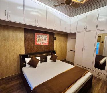 Mahmoorganj Appartement | Royal Roots VNS - Entire Place