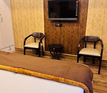Mahmoorganj Appartement | Royal Roots VNS - Entire Place