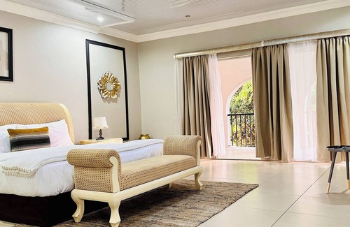 Bulawayo Appartement | Royal suite - en-suite bathroom (Bed Only)