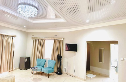 Bulawayo Appartement | Royal suite - en-suite bathroom (Bed Only)