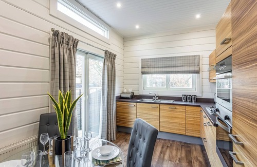 Harlow Appartement | Roydon Two Bedroom Lodge with Hot Tub (Pet)