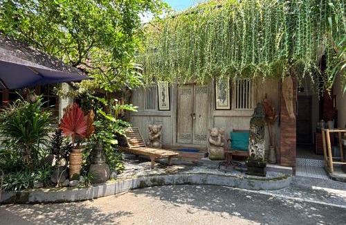 Batuan Maison | Royen Balinese Family Guest House- Traditional Batuan Homestay