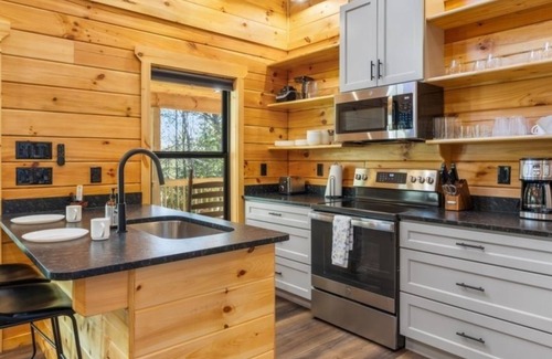 Tellico Plains Maison | Ruby's Retreat - 1 Bedrooms, 1.5 Baths, Sleeps 8 by RedAwning