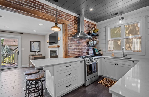 Western Springs Maison | Ruby’s Retreat - 4BD/3BA+Office in Western Springs