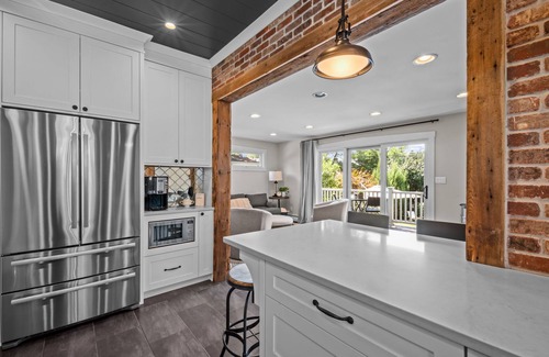 Western Springs Maison | Ruby’s Retreat - 4BD/3BA+Office in Western Springs