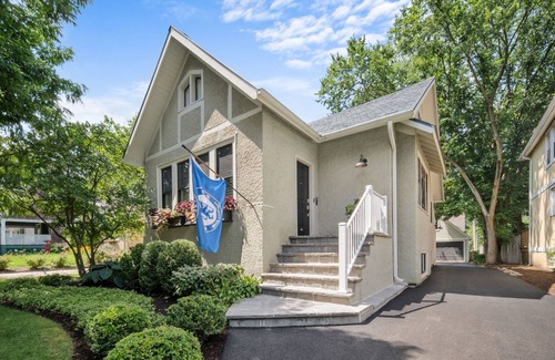 Western Springs Maison | Ruby’s Retreat - 4BD/3BA+Office in Western Springs