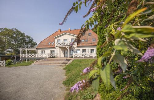Bergen auf Ruegen Appartement | Ruhig und idyllische Lage, strandnah, gratis Nutzung vom AHOI Erlebnisbad und Sauna in Sellin- Gutshaus Silvitz FeWo 04