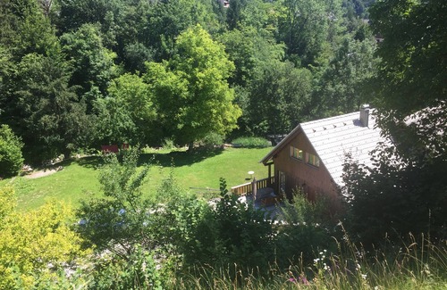 Bohinj Appartement | Ruim en Comfortabel Appartement met Prachtig Uitzicht op Speelweide en Beekje