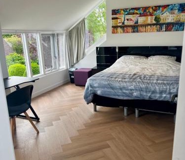 Leeuwarden Maison | Ruime slaap kamer met werkplek en privé badkamer bij Jacqueline