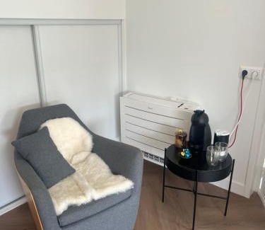 Leeuwarden Maison | Ruime slaap kamer met werkplek en privé badkamer bij Jacqueline