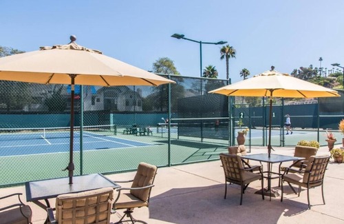 Solana Beach Copropriété | Run to Del Mar Racetrack for the Breeders Cup! Spacious full one-bedroom condo.