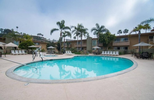 Solana Beach Copropriété | Run to Del Mar Racetrack for the Breeders Cup! Spacious full one-bedroom condo.