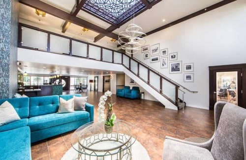 Solana Beach Copropriété | Run to Del Mar Racetrack for the Breeders Cup! Spacious full one-bedroom condo.