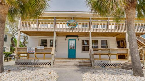 Crescent Beach Maison | Runaway Bay - 3rd Row - Beach House - Crescent Beach