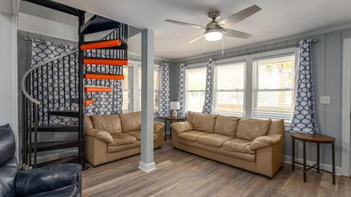 Crescent Beach Maison | Runaway Bay - 3rd Row - Beach House - Crescent Beach