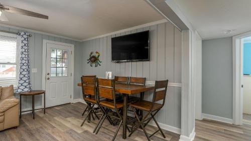 Crescent Beach Maison | Runaway Bay - 3rd Row - Beach House - Crescent Beach