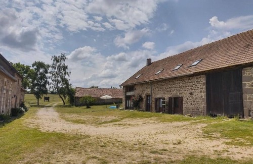 Saint-Bonnet-de-Four Cottage | Gîte rural avec animaux, parking et Wifi à Saint Bonnet de Four