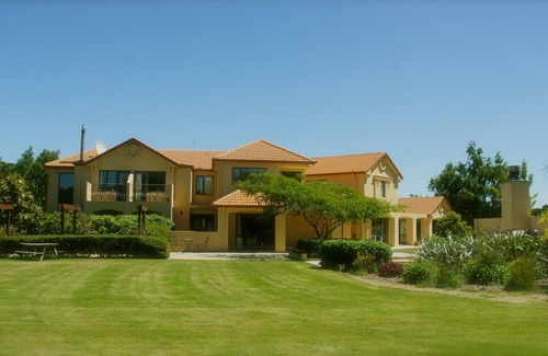 Darfield Lit Et Petit-Déjeuner | Rural luxury - 5 bedroom getaway