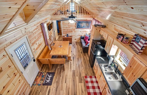Florissant Cabine | Rural Wood Cabin Surrounded by Trees with WiFi, W/D, & Gorgeous Deck