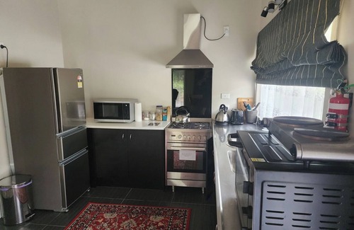 Tuateawa Cabine | Ruru Retreat - peaceful oasis set off the road, pet friendly!