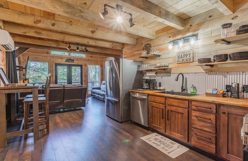 Trenton Cabine | Rusko's treetop retreat w/ Hot Tub & Nature Views