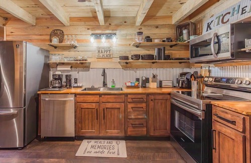 Trenton Cabine | Rusko's treetop retreat w/ Hot Tub & Nature Views
